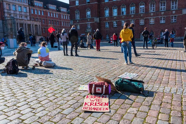News Bilder des Tages Kiel, 16. April 2021 Auf dem Rathausplatz in Kiel gab es heute am 16. April unter dem Motto NoCovid es ist möglich eine Demonstration für strengere Maßnahmen zur Corona Pandemie Bekämpfung. Die Teilnehmerzahl war auf 100 begrenzt, alle hielten sich an Maskenpflicht und Abstandsregeln.
