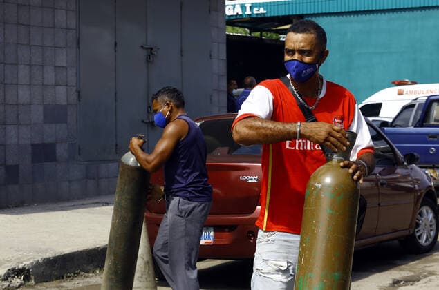 April 16, 2021, Valencia, Carabobo, Venezuela: April 16, 2021. Venezuelans come daily to refill cylinders with medical oxygen for the treatment of patients with covid-19. In the city of Valencia, Carabobo state. Photo: Valencia Venezuela - ZUMAhe3_ 20210416_zbp_he3_005 Copyright: xJuanxCarlosxHernandezx
