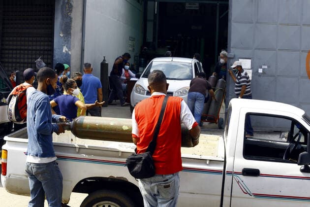 April 16, 2021, Valencia, Carabobo, Venezuela: April 16, 2021. Venezuelans come daily to refill cylinders with medical oxygen for the treatment of patients with covid-19. In the city of Valencia, Carabobo state. Photo: Valencia Venezuela - ZUMAhe3_ 20210416_zbp_he3_006 Copyright: xJuanxCarlosxHernandezx