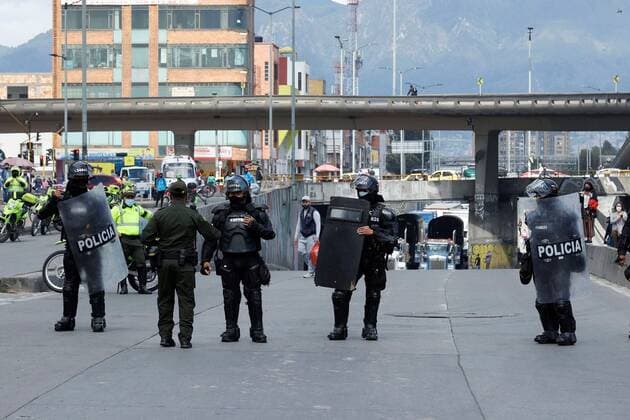 Members of Colombian Police stand in blocked avenue during a protest against a new lockdown due the coronavirus pandemic in Bogota, Colombia, 16 April 2021. The coronavirus situation forced to new restrictions and lockdown in the main cities of Colombia against the oppositions of businesmen and economic sectors. Protest against lockdown due coronavirus in Bogota !ACHTUNG: NUR REDAKTIONELLE NUTZUNG!  Copyright: xMauricioxDuenasxCastanedax AME373 20210416-637542068249101624