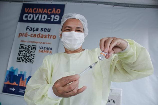 Vaccination against COVID-19 in Sao Paulo. April 16, 2021, Sao Paulo, Brazil: The vaccination of people against COVID-19 at UBS Cambuci. The 2nd dose of the Chinese vaccines CoronaVac and AstraZeneca were used during the vaccination process. Vaccination against COVID-19 in Sao Paulo.  Copyright: xFepesilx