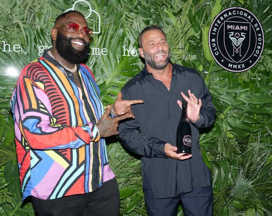 Bilder des Jahres 2021, Entertainment 04 April Entertainment Themen der Woche KW15 Entertainment Bilder des Tages Rick Ross (L) and David Grutman, hotel owner, walk the red carpet to celebrate the opening of the Goodtime Hotel in Miami Beach, Florida on Friday, April 16, 2021.  MIA20210416118 GARYxIxROTHSTEIN