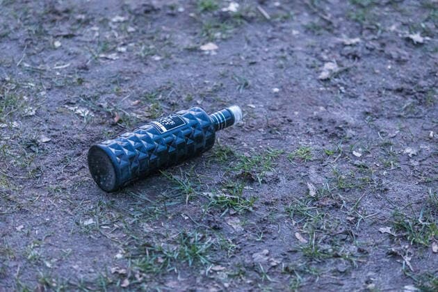 Trotz Ausgangssperre und Kontaktverbot - Dutzende Jugendliche feiern auf Spielplatz 16.04.21 - Hamburg: Am Freitagabend trafen sich rund 50 Jugendliche auf einem großen Spielplatz in Hamburg-Fuhlsbüttel. Im Alstertal entwickelte sich ein Katz und Mausspiel mit der Polizei. Die Polizei Hamburg war mit Kräften der Bereitschaftspolizei sowie dem Polizeihubschrauber Libelle im Einsatz. Trotz geltender Eindämmungsverordnung und Kontaktbeschränkungen feierten die Jugendlichen eine Party. Es wurden Flaschen auf Passanten geworden. Die Polizei stellte die Personalien fest. Hamburg Fuhlsbüttel Hamburg Deutschland Copyright: xLucaxFieldx