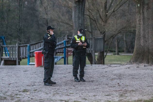 Trotz Ausgangssperre und Kontaktverbot - Dutzende Jugendliche feiern auf Spielplatz 16.04.21 - Hamburg: Am Freitagabend trafen sich rund 50 Jugendliche auf einem großen Spielplatz in Hamburg-Fuhlsbüttel. Im Alstertal entwickelte sich ein Katz und Mausspiel mit der Polizei. Die Polizei Hamburg war mit Kräften der Bereitschaftspolizei sowie dem Polizeihubschrauber Libelle im Einsatz. Trotz geltender Eindämmungsverordnung und Kontaktbeschränkungen feierten die Jugendlichen eine Party. Es wurden Flaschen auf Passanten geworden. Die Polizei stellte die Personalien fest. Hamburg Fuhlsbüttel Hamburg Deutschland Copyright: xLucaxFieldx