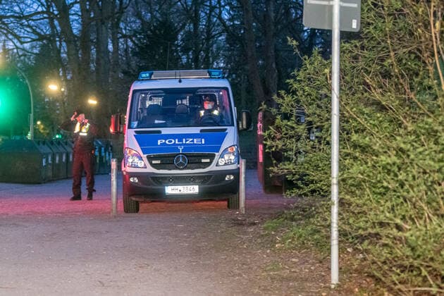 Trotz Ausgangssperre und Kontaktverbot - Dutzende Jugendliche feiern auf Spielplatz 16.04.21 - Hamburg: Am Freitagabend trafen sich rund 50 Jugendliche auf einem großen Spielplatz in Hamburg-Fuhlsbüttel. Im Alstertal entwickelte sich ein Katz und Mausspiel mit der Polizei. Die Polizei Hamburg war mit Kräften der Bereitschaftspolizei sowie dem Polizeihubschrauber Libelle im Einsatz. Trotz geltender Eindämmungsverordnung und Kontaktbeschränkungen feierten die Jugendlichen eine Party. Es wurden Flaschen auf Passanten geworden. Die Polizei stellte die Personalien fest. Hamburg Fuhlsbüttel Hamburg Deutschland Copyright: xLucaxFieldx