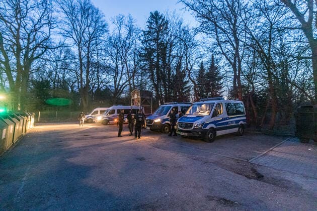 Trotz Ausgangssperre und Kontaktverbot - Dutzende Jugendliche feiern auf Spielplatz 16.04.21 - Hamburg: Am Freitagabend trafen sich rund 50 Jugendliche auf einem großen Spielplatz in Hamburg-Fuhlsbüttel. Im Alstertal entwickelte sich ein Katz und Mausspiel mit der Polizei. Die Polizei Hamburg war mit Kräften der Bereitschaftspolizei sowie dem Polizeihubschrauber Libelle im Einsatz. Trotz geltender Eindämmungsverordnung und Kontaktbeschränkungen feierten die Jugendlichen eine Party. Es wurden Flaschen auf Passanten geworden. Die Polizei stellte die Personalien fest. Hamburg Fuhlsbüttel Hamburg Deutschland Copyright: xLucaxFieldx