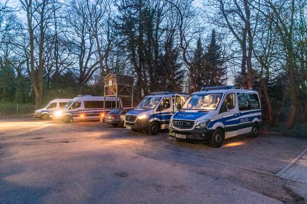 Trotz Ausgangssperre und Kontaktverbot - Dutzende Jugendliche feiern auf Spielplatz 16.04.21 - Hamburg: Am Freitagabend trafen sich rund 50 Jugendliche auf einem großen Spielplatz in Hamburg-Fuhlsbüttel. Im Alstertal entwickelte sich ein Katz und Mausspiel mit der Polizei. Die Polizei Hamburg war mit Kräften der Bereitschaftspolizei sowie dem Polizeihubschrauber Libelle im Einsatz. Trotz geltender Eindämmungsverordnung und Kontaktbeschränkungen feierten die Jugendlichen eine Party. Es wurden Flaschen auf Passanten geworden. Die Polizei stellte die Personalien fest. Hamburg Fuhlsbüttel Hamburg Deutschland Copyright: xLucaxFieldx