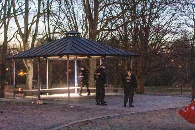 Trotz Ausgangssperre und Kontaktverbot - Dutzende Jugendliche feiern auf Spielplatz 16.04.21 - Hamburg: Am Freitagabend trafen sich rund 50 Jugendliche auf einem großen Spielplatz in Hamburg-Fuhlsbüttel. Im Alstertal entwickelte sich ein Katz und Mausspiel mit der Polizei. Die Polizei Hamburg war mit Kräften der Bereitschaftspolizei sowie dem Polizeihubschrauber Libelle im Einsatz. Trotz geltender Eindämmungsverordnung und Kontaktbeschränkungen feierten die Jugendlichen eine Party. Es wurden Flaschen auf Passanten geworden. Die Polizei stellte die Personalien fest. Hamburg Fuhlsbüttel Hamburg Deutschland Copyright: xLucaxFieldx