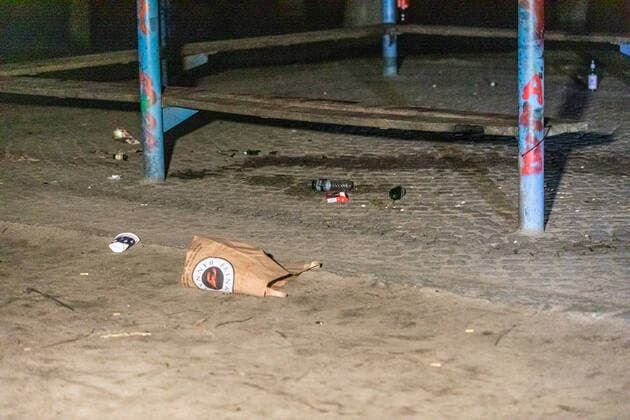 Trotz Ausgangssperre und Kontaktverbot - Dutzende Jugendliche feiern auf Spielplatz 16.04.21 - Hamburg: Am Freitagabend trafen sich rund 50 Jugendliche auf einem großen Spielplatz in Hamburg-Fuhlsbüttel. Im Alstertal entwickelte sich ein Katz und Mausspiel mit der Polizei. Die Polizei Hamburg war mit Kräften der Bereitschaftspolizei sowie dem Polizeihubschrauber Libelle im Einsatz. Trotz geltender Eindämmungsverordnung und Kontaktbeschränkungen feierten die Jugendlichen eine Party. Es wurden Flaschen auf Passanten geworden. Die Polizei stellte die Personalien fest. Hamburg Fuhlsbüttel Hamburg Deutschland Copyright: xLucaxFieldx