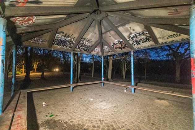 Trotz Ausgangssperre und Kontaktverbot - Dutzende Jugendliche feiern auf Spielplatz 16.04.21 - Hamburg: Am Freitagabend trafen sich rund 50 Jugendliche auf einem großen Spielplatz in Hamburg-Fuhlsbüttel. Im Alstertal entwickelte sich ein Katz und Mausspiel mit der Polizei. Die Polizei Hamburg war mit Kräften der Bereitschaftspolizei sowie dem Polizeihubschrauber Libelle im Einsatz. Trotz geltender Eindämmungsverordnung und Kontaktbeschränkungen feierten die Jugendlichen eine Party. Es wurden Flaschen auf Passanten geworden. Die Polizei stellte die Personalien fest. Hamburg Fuhlsbüttel Hamburg Deutschland Copyright: xLucaxFieldx