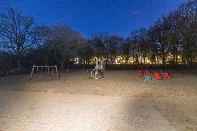 Trotz Ausgangssperre und Kontaktverbot - Dutzende Jugendliche feiern auf Spielplatz 16.04.21 - Hamburg: Am Freitagabend trafen sich rund 50 Jugendliche auf einem großen Spielplatz in Hamburg-Fuhlsbüttel. Im Alstertal entwickelte sich ein Katz und Mausspiel mit der Polizei. Die Polizei Hamburg war mit Kräften der Bereitschaftspolizei sowie dem Polizeihubschrauber Libelle im Einsatz. Trotz geltender Eindämmungsverordnung und Kontaktbeschränkungen feierten die Jugendlichen eine Party. Es wurden Flaschen auf Passanten geworden. Die Polizei stellte die Personalien fest. Hamburg Fuhlsbüttel Hamburg Deutschland Copyright: xLucaxFieldx