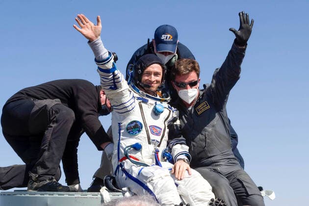 Bilder des Jahres 2021, News 04 April News Themen der Woche KW15 News Bilder des Tages KAZAKHSTAN - APRIL 17, 2021: Roscosmos cosmonaut Sergey Kud-Sverchkov (L) waves after landing aboard the Soyuz MS-17 reentry capsule with two other ISS Expedition 64 crew members in Kazakhstan. Roscosmos cosmonauts Sergey Kud-Sverchkov and Sergey Ryzhikov and NASA astronaut Kate Rubins of the Expedition 64 prime crew have returned safely from the International Space Station aboard the Soyuz MS-17 spacecraft. Roscosmos Press Office TASS THIS IMAGE HAS BEEN SUPPLIED BY A THIRD PARTY. EDITORIAL USE ONLY  TS0FD0C5