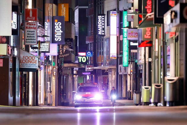 In Köln gelten seit Samstagnacht 0 Uhr Ausgangsbeschränkungen. Das Verlassen der Wohnung ist dann in der Zeit von 21 Uhr bis 5 Uhr fast ausnahmslos verboten. Die Beschränkungen beschloss der Krisenstab der Stadt Köln am Freitag. Ordnungsamt und Polizei kontrollieren die nächtlichen Straßen wie die Einkaufsstraße Hohe Straße im Bild. (Themenbild, Symbolbild) Köln, 17.04.2021