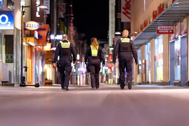 In Köln gelten seit Samstagnacht 0 Uhr Ausgangsbeschränkungen. Das Verlassen der Wohnung ist dann in der Zeit von 21 Uhr bis 5 Uhr fast ausnahmslos verboten. Die Beschränkungen beschloss der Krisenstab der Stadt Köln am Freitag. Ordnungsamt und Polizei kontrollieren die nächtlichen Straßen wie die Einkaufsstraße Hohe Straße im Bild. (Themenbild, Symbolbild) Köln, 17.04.2021
