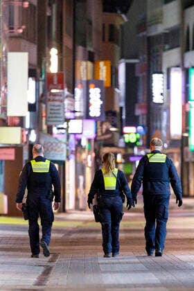 In Köln gelten seit Samstagnacht 0 Uhr Ausgangsbeschränkungen. Das Verlassen der Wohnung ist dann in der Zeit von 21 Uhr bis 5 Uhr fast ausnahmslos verboten. Die Beschränkungen beschloss der Krisenstab der Stadt Köln am Freitag. Ordnungsamt und Polizei kontrollieren die nächtlichen Straßen wie die Einkaufsstraße Hohe Straße im Bild. (Themenbild, Symbolbild) Köln, 17.04.2021
