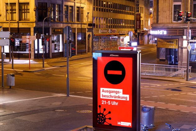 News Bilder des Tages In Köln gelten seit Samstagnacht 0 Uhr Ausgangsbeschränkungen. Das Verlassen der Wohnung ist dann in der Zeit von 21 Uhr bis 5 Uhr fast ausnahmslos verboten. Die Beschränkungen beschloss der Krisenstab der Stadt Köln am Freitag. Ordnungsamt und Polizei kontrollieren die nächtlichen Straßen wie die Einkaufsstraße Hohe Straße im Bild. (Fotomontage, Themenbild, Symbolbild) Köln, 17.04.2021