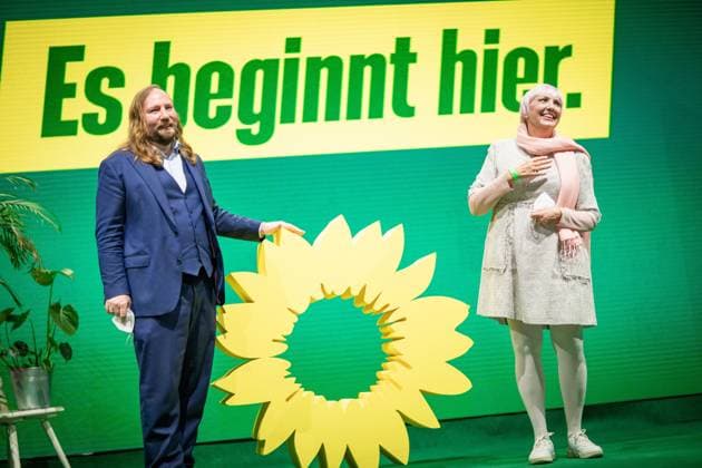 Bilder des Jahres 2021, News 04 April News Themen der Woche KW15 News Bilder des Tages Landesdelegiertenkonferenz der bayerischen GRÜNEN 17.04.2021 Augsburg Parteitag der Partei Bündnis 90 Die Grünen in Augsburg. Auf der Landesdelegiertenkonferenz wird die Liste der Bayerischen Grünen für den Bundestagswahlkampf und ein neuer Co-Vorsitzender gewählt. Die Veranstaltung findet in hybrider Form statt. Anton Hofreiter (l.) und Claudia Roth nach der Wahl zum bayerischen Spitzenduo der bayerischen Grünen zur Bundestagswahl. München Bayern Deutschland *** State delegates conference of the Bavarian GREENS 17 04 2021 Augsburg Party conference of the party Bündnis 90 Die Grünen in Augsburg At the state delegates conference, the list of the Bavarian Greens for the federal election campaign and a new Co Chairman will be ele