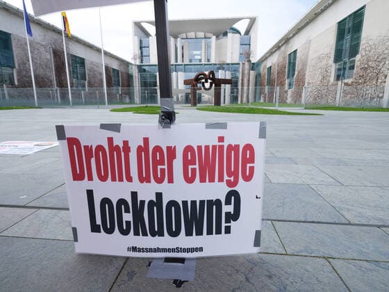 Symbol GER, 20210417, Demonstration vor dem Kanzleramt gegen den Hausarrest Ausgangssperre