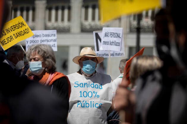 April 17, 2021, Madrid, Spain: A protester wearing a shirt written on Public Health 100% takes part during the demonstration..Under the slogan Choose Public Health , various organizations and collectives, workers and users of public health demonstrate in Madrid city center (Puerta del Sol) demanding a coherent health policy due to the crisis of the Coronavirus pandemic. Madrid Spain - ZUMAs197 20210417_zaa_s197_006 Copyright: xGuillermoxGutierrezxCarrascalx
