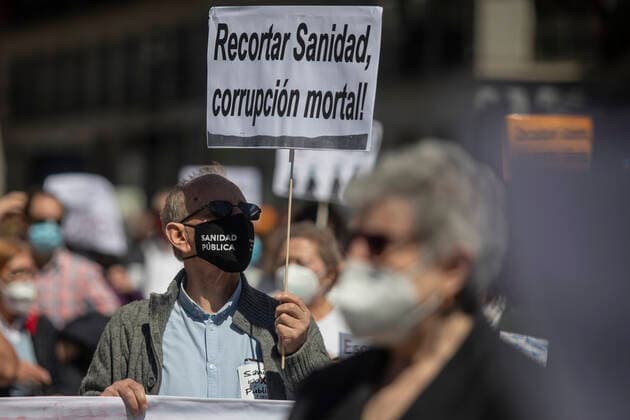 April 17, 2021, Madrid, Spain: A protester holds a placard that says Health cuts, deadly corruption during the demonstration..Under the slogan Choose Public Health , various organizations and collectives, workers and users of public health demonstrate in Madrid city center (Puerta del Sol) demanding a coherent health policy due to the crisis of the Coronavirus pandemic. Madrid Spain - ZUMAs197 20210417_zaa_s197_007 Copyright: xGuillermoxGutierrezxCarrascalx