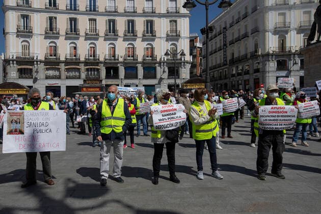 April 17, 2021, Madrid, Spain: Protesters hold placards during the demonstration..Under the slogan Choose Public Health , various organizations and collectives, workers and users of public health demonstrate in Madrid city center (Puerta del Sol) demanding a coherent health policy due to the crisis of the Coronavirus pandemic. Madrid Spain - ZUMAs197 20210417_zaa_s197_008 Copyright: xGuillermoxGutierrezxCarrascalx
