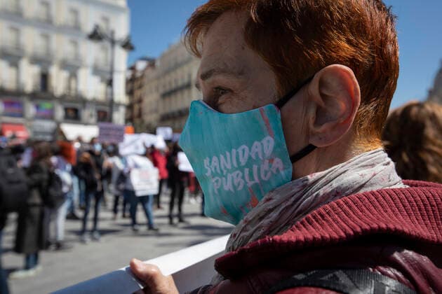 April 17, 2021, Madrid, Spain: A protester wearing a facemask with a slogan Public Health takes part during the demonstration..Under the slogan Choose Public Health , various organizations and collectives, workers and users of public health demonstrate in Madrid city center (Puerta del Sol) demanding a coherent health policy due to the crisis of the Coronavirus pandemic. Madrid Spain - ZUMAs197 20210417_zaa_s197_009 Copyright: xGuillermoxGutierrezxCarrascalx