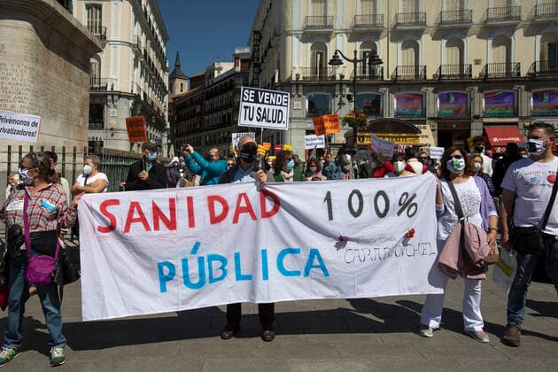 April 17, 2021, Madrid, Spain: Protesters hold placards and a banner saying Public Health 100% during the demonstration..Under the slogan Choose Public Health , various organizations and collectives, workers and users of public health demonstrate in Madrid city center (Puerta del Sol) demanding a coherent health policy due to the crisis of the Coronavirus pandemic. Madrid Spain - ZUMAs197 20210417_zaa_s197_010 Copyright: xGuillermoxGutierrezxCarrascalx