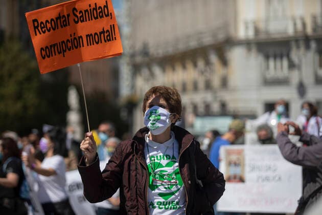 April 17, 2021, Madrid, Spain: A protester holds a placard that says Health cuts, deadly corruption during the demonstration..Under the slogan Choose Public Health , various organizations and collectives, workers and users of public health demonstrate in Madrid city center (Puerta del Sol) demanding a coherent health policy due to the crisis of the Coronavirus pandemic. Madrid Spain - ZUMAs197 20210417_zaa_s197_013 Copyright: xGuillermoxGutierrezxCarrascalx