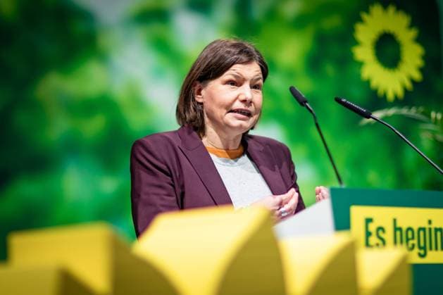 Landesdelegiertenkonferenz der bayerischen GRÜNEN 17.04.2021 Augsburg Parteitag der Partei Bündnis 90 Die Grünen in Augsburg. Auf der Landesdelegiertenkonferenz wird die Liste der Bayerischen Grünen für den Bundestagswahlkampf und ein neuer Co-Vorsitzender gewählt. Die Veranstaltung findet in hybrider Form statt. Manuela Rottmann während ihrer Bewerbungsrede für Platz 5 auf der Bundestagsliste der bayerischen Grünen. München Bayern Deutschland