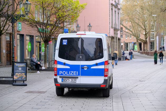 Düsseldorf 17.04.2021 Flinger Straße Flingerstraße Einkaufsstrasse Shoppingmeile Einkaufsmeile Corona Pandemie Covid Corona Lockdown Maskenpflicht Masken Einkaufen Einzelhandel Notbremse shutdown Infektionsschutzgesetz Polizei Polizeiauto Polizeiwagen Kontrolle Altstadt Düsseldorf Nordrhein-Westfalen Deutschland