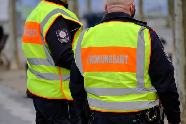 Düsseldorf 17.04.2021 Rheinuferpromenade Covid Corona Lockdown Maskenpflicht Masken Einkaufen Einzelhandel Notbremse shutdown Infektionsschutzgesetz OSD Ordnungsamt Kontrolle Altstadt Düsseldorf Nordrhein-Westfalen Deutschland