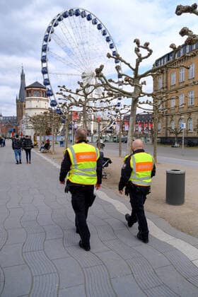 Düsseldorf 17.04.2021 Rheinuferpromenade Covid Corona Lockdown Maskenpflicht Masken Einkaufen Einzelhandel Notbremse shutdown Infektionsschutzgesetz OSD Ordnungsamt Kontrolle Altstadt Riesenrad Schlossturm Düsseldorf Nordrhein-Westfalen Deutschland