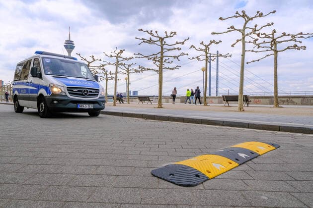 Düsseldorf 17.04.2021 Mannesmannufer Rheinuferpromenade Mannesmannufer Spielstrasse Rheinufer Straße Barriere Altstadt Rüttelschwelle Rüttelschwellen Bumper Bremsschwelle Speedbump Ralentisseur Warnschwellen Auto Tuning Raser Poser Szene tiefergelegt Polizei Polizeiauto Rheinturm Funkturm Düsseldorf Nordrhein-Westfalen Deutschland