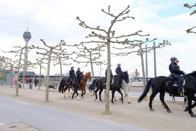 Düsseldorf 17.04.2021 Rheinuferpromenade Rheinturm Fernsehturm Covid Corona Lockdown Maskenpflicht Masken Notbremse shutdown Infektionsschutzgesetz Kontrolle Altstadt Logo Warnhinweis Bussgeld Polizei Polizeipferde Polizeireiter Reiterstaffel Pferde Düsseldorf Nordrhein-Westfalen Deutschland