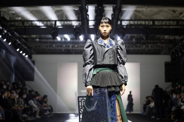 Bilder des Jahres 2021, Entertainment 04 April Entertainment Themen der Woche KW15 Entertainment Bilder des Tages SHANGHAI, CHINA - APRIL 17: A model walks the runway during a collection show by graduates from Jiangsu College of Engineering and Technology on day 13 of Shanghai Fashion Week Autumn Winter 2021 at 800Show on April 17, 2021 in Shanghai, China.  Copyright: xVCGx CFP111326102665