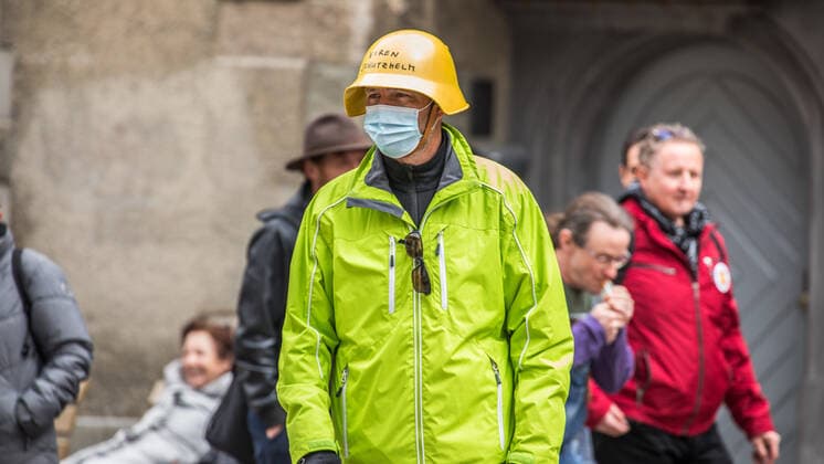 Schaffhausen, Schweiz - 17. April 2021: Ein Teilnehmer hat den Virenschutzhelm erfunden.