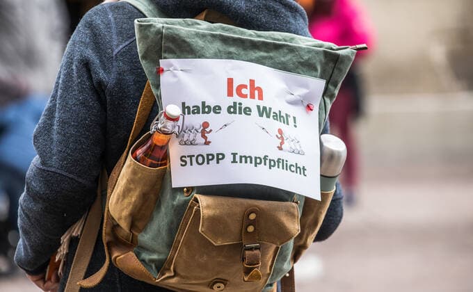 Schaffhausen, Schweiz - 17. April 2021: Die Impfung ist immer wieder ein Thema bei den Aktivisten.