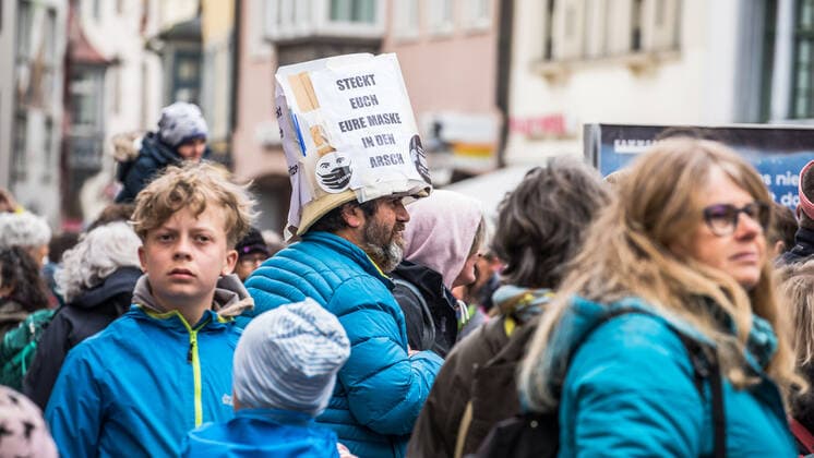 Schaffhausen, Schweiz - 17. April 2021: Die Maskenpflicht, welche seit Monaten gilt, wird ebenfalls kritisiert.
