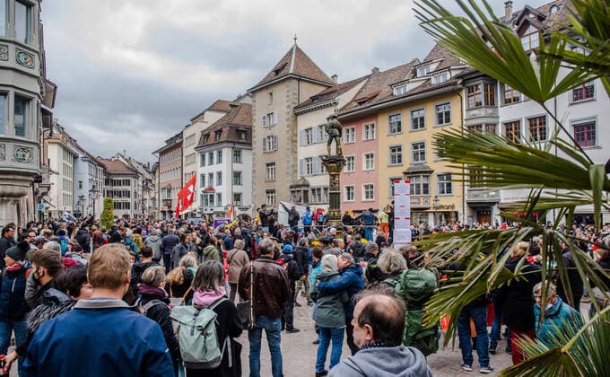 Schaffhausen, Schweiz - 17. April 2021: Die Stimmung war friedlich. Es glich teilweise einem Volksfest.