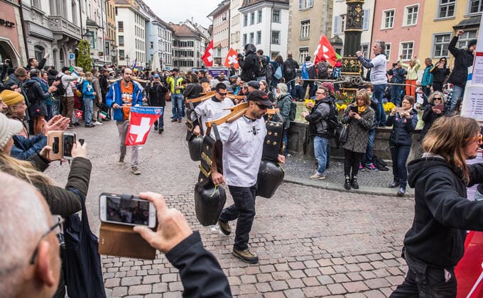 Schaffhausen, Schweiz - 17. April 2021: Extra aus der Innerschweiz angereist die Treichler, welche von der Polizei in Alstadt unverhältnissmässig mit Pfefferspray eingespritzt wurden.