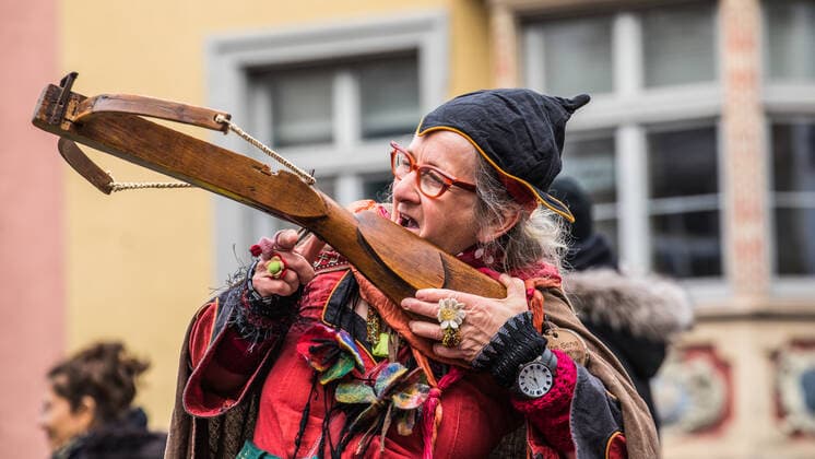 Schaffhausen, Schweiz - 17. April 2021: Symbolisch das Ziel im Visier hat diese Frau mit mittelalterlichem Kostüm.