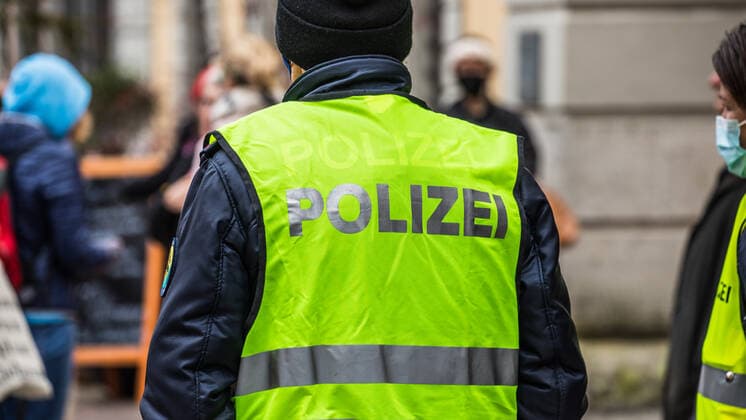 Schaffhausen, Schweiz - 17. April 2021: Die Polizei liess die Aktivisten auf dem Fronwagplatz gewähren und Schritt nicht ein.