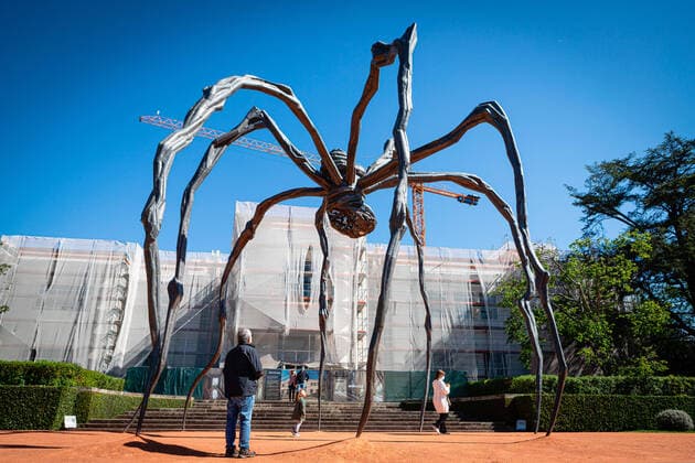 Bilder des Jahres 2021, Entertainment 04 April Entertainment Themen der Woche KW15 Entertainment Bilder des Tages April 17, 2021, Porto, Portugal: Visitors stand around a Maman sculpture by Louise Bourgeois at the Serralves Museum..Museums are open again since 5th April. On a sunny Saturday morning people visited Serralves, the largest museum in Porto. Porto Portugal - ZUMAs197 20210417_zaa_s197_030 Copyright: xTeresaxNunesx