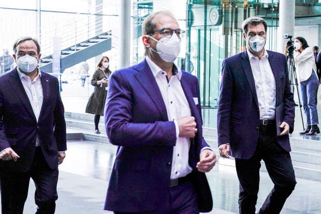Klausurtagung des Geschaeftsfuehrenden Vorstands der CDU CSU Bundestagsfraktion 11.04.2021, Berlin, Armin Laschet MdL, Ministerpraesident von Nordrhein-Westfalen, Vorsitzender der CDU gemeinsam mit Dr. Markus Soeder Ministerpraesident des Freistaat Bayern und Alexander Dobrindt MdB Vorsitzender der CSU-Landesgruppe im Deutschen Bundestag auf dem Weg zur Pressekonferenz zur Klausurtagung des Geschaeftsfuehrenden Vorstands der CDU CSU in der Paul-Loebe-Haus in Berlin Berlin Berlin Deutschland