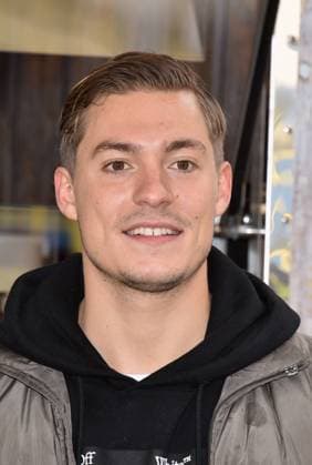 Schauspieler und Reality-Star Henrik Stoltenberg bei der Eröffnung von Willi Herren’s Rievkooche Bud Willi Herren s Reibekuchen Bude, Ein Foodtruck auf dem Segros Gelände *** Actor and reality star Henrik Stoltenberg at the opening of Willi Herrens Rievkooche Bud Willi Herren s Reibekuchen Bude, A food truck on the Segros site
