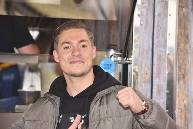 Schauspieler und Reality-StarHenrik Stoltenberg bei der Eröffnung von Willi Herren’s Rievkooche Bud Willi Herren s Reibekuchen Bude, Ein Foodtruck auf dem Segros Gelände *** Actor and reality starHenrik Stoltenberg at the opening of Willi Herrens Rievkooche Bud Willi Herren s Reibekuchen Bude, A food truck on the Segros site