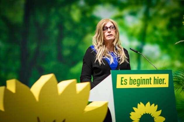 Landesdelegiertenkonferenz der bayerischen GRÜNEN 17.04.2021 Augsburg Parteitag der Partei Bündnis 90 Die Grünen in Augsburg. Auf der Landesdelegiertenkonferenz wird die Liste der Bayerischen Grünen für den Bundestagswahlkampf und ein neuer Co-Vorsitzender gewählt. Die Veranstaltung findet in hybrider Form statt. Tessa Ganserer während ihrer Bewerbungsrede für Platz 13 auf der Bundestagsliste der bayerischen Grünen. München Bayern Deutschland