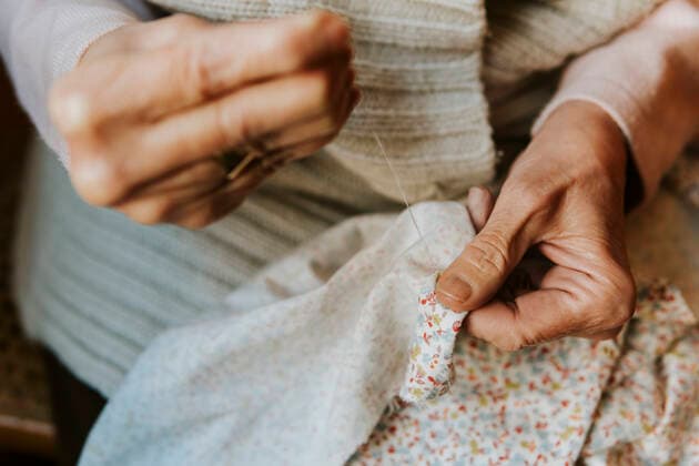 IMAGO Nature: Unsere Erde, Umweltverträgliche Herausforderungen, Recycling Close up shot of woman s hands sewing with needle and thread Roquetas de Mar, AN, Spain CR_QYWX210417B-703822-01 ,model released, Symbolfoto ,property released
