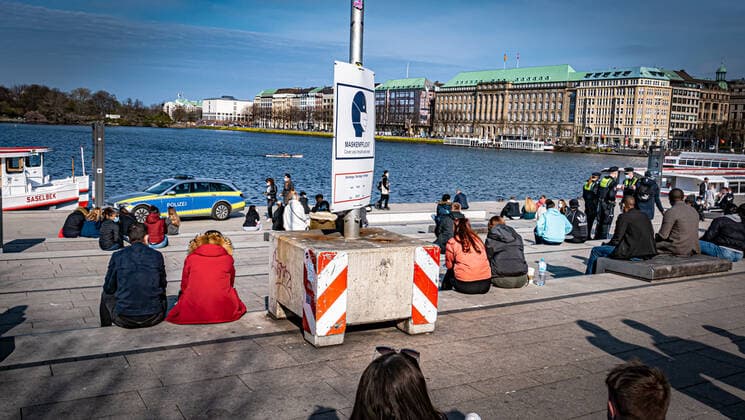 Hamburg; Frühling an der Binnenalster Alster Der Polizei ist es zu voll, ein DJ spielt verbotenerweise und viele tragen keine Mund-Nasen-Maske Hamburg
