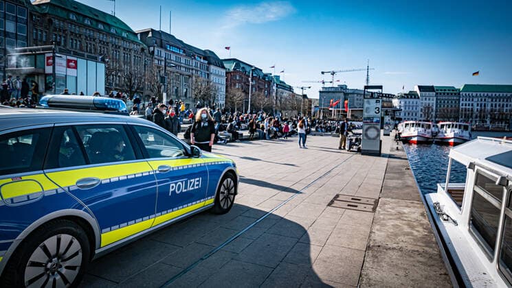 Hamburg; Frühling an der Binnenalster Alster Der Polizei ist es zu voll, ein DJ spielt verbotenerweise und viele tragen keine Mund-Nasen-Maske Hamburg